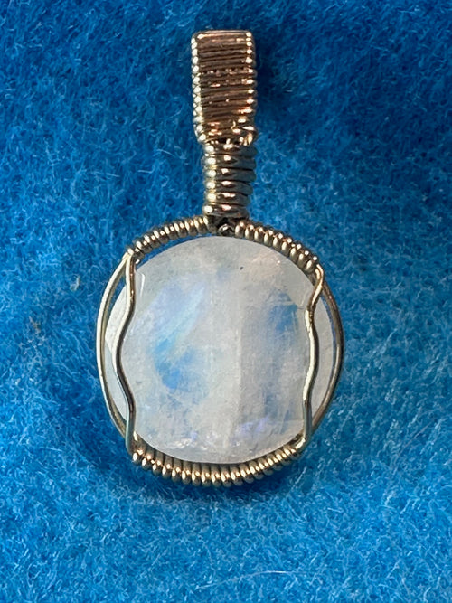 “Lunar Veil” — Handmade Moonstone Pendant
